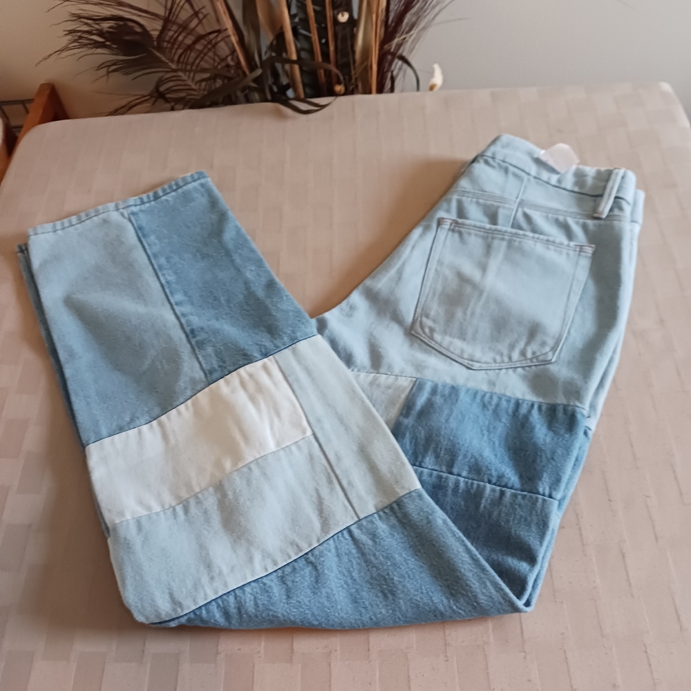 Good American 90's Patch Straight Leg High Rise Jean - Picture 3 of 13